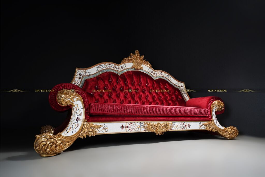 Phong cách Baroque, với hoa văn đối xứng và chất liệu nhung đỏ sang trọng, thể hiện đỉnh cao của nghệ thuật hoàng gia